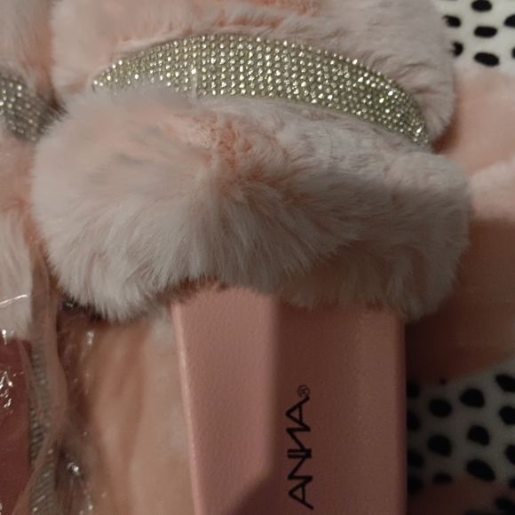 ANNA bling ✨️ fuzzy slippers. Absolutely gorgeous ❤️ Brand new. Size 8 - Picture 2 of 4